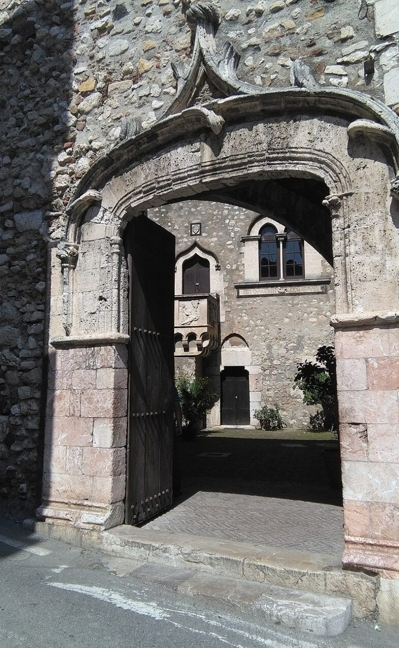 Taormina_Palazzo_Corvaja_entrance_April_2017